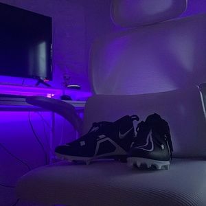 Nike alpha footballs cleats in black/white